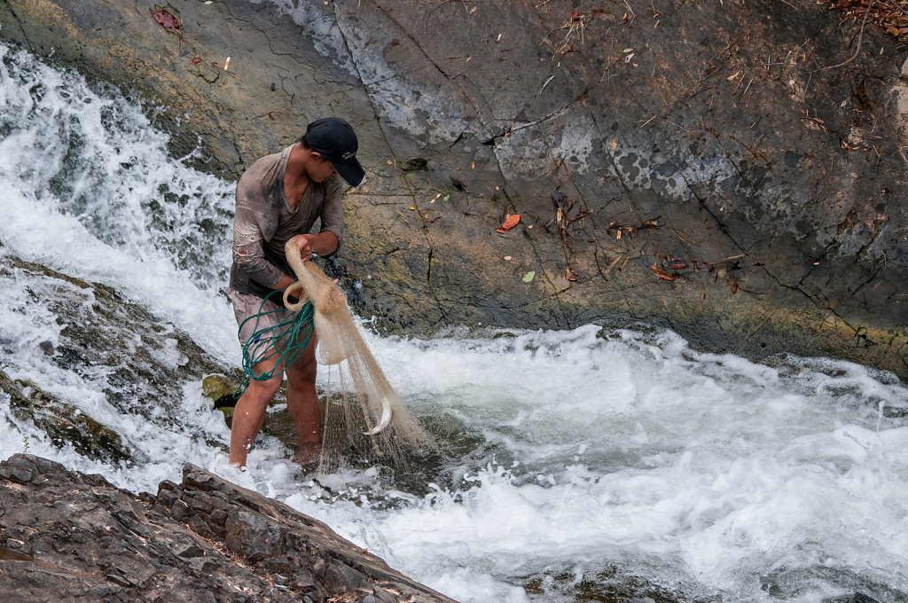 Castnet fishing in the Siphandone